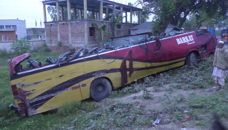 গাইবান্ধায় যাত্রীবাহী বাস উল্টে ৫ জন নিহ