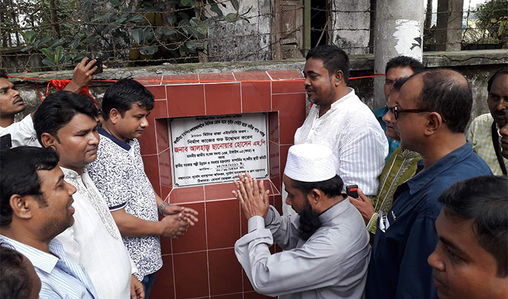 রাস্তার নির্মাণ কাজের শুভ উদ্বোধন করলেন ছানোয়ার হোসেন এমপি রাস্তার নির্মাণ কাজের শুভ উদ্বোধন করলেন