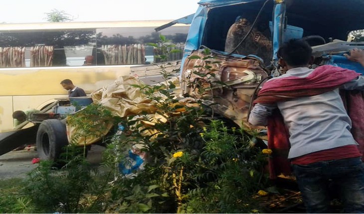 নাটোরে বাস ট্রাকের ত্রিমুখী সংঘর্ষে ট্রা