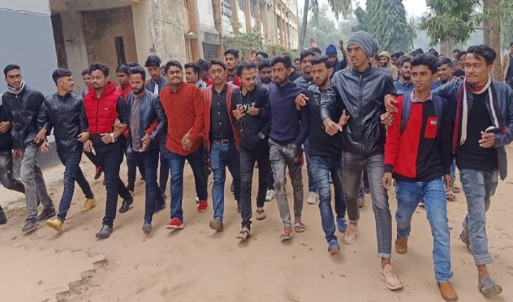 পরীক্ষার্থীদের আন্দোলনের মুখে দাবি মেনে