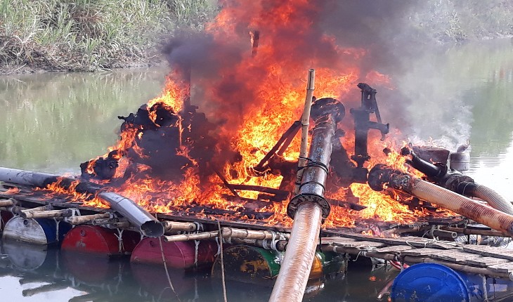 কালিহাতীতে বাংলা ড্রেজার আগুনে পুড়িয়ে ধ্