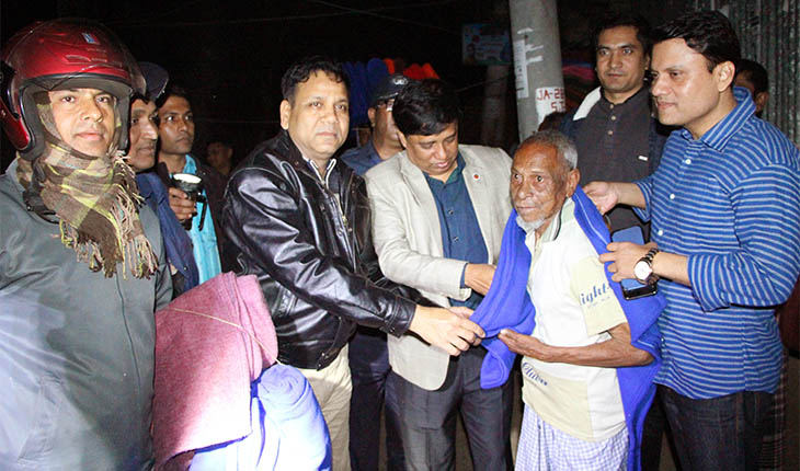 গভীর রাতে শীতবস্ত্র নিয়ে বাড়ি বাড়ি পুলিশ সুপার গভীর রাতে শীতবস্ত্র নিয়ে বাড়ি বাড়ি পুলিশ