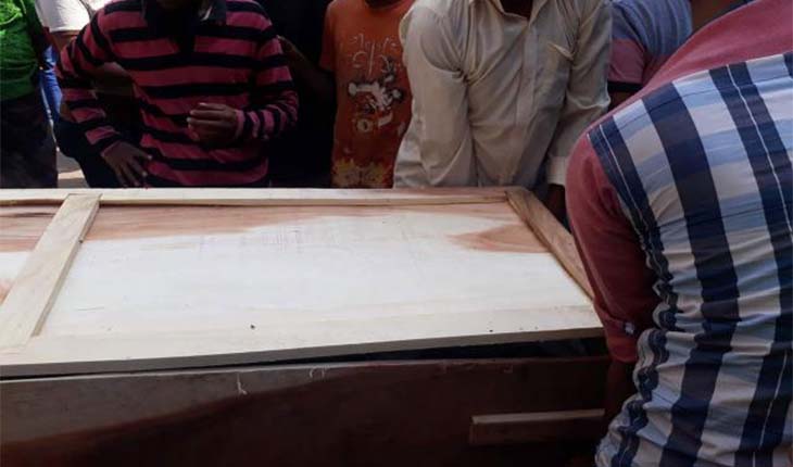 স্বজনের কাঁধে প্রিয়জনের লাশ