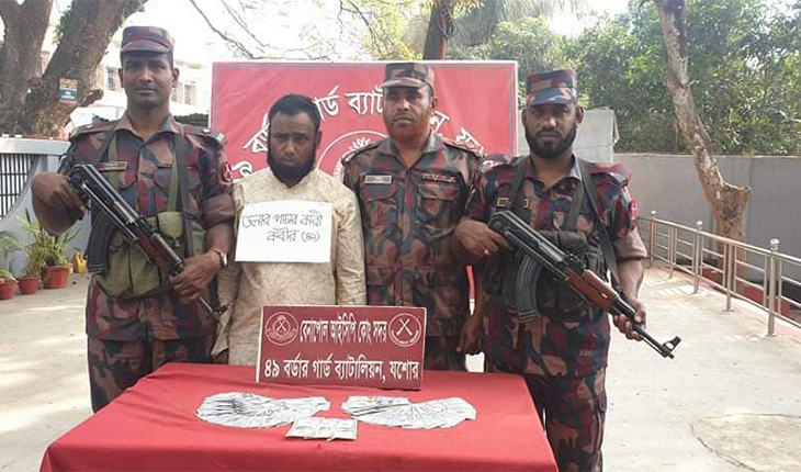 বিজিবির অভিযান ১০ হাজার ইউএস ডলারসহ আটক