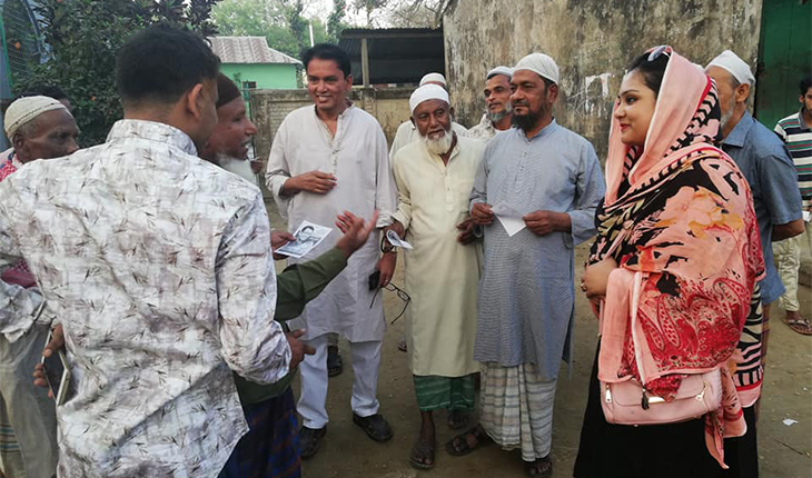 স্বামীর জন্য ভোট চাইছেন নাজমুল হুদা নবীন