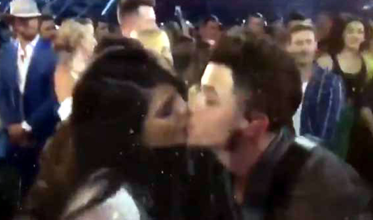 চুরি করে হঠাৎ প্রিয়াঙ্কার ঠোঁটে চুমু চুরি করে হঠাৎ প্রিয়াঙ্কার ঠোঁটে চুমু