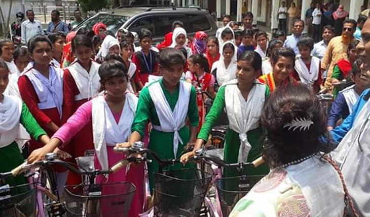 অসহায় দুস্থ ও মেধাবী শতাধিক শিক্ষার্থীদের মাঝে বাইসাইকেল বিতরণ অসহায় দুস্থ ও মেধাবী শতাধিক শিক্ষার্থীদে