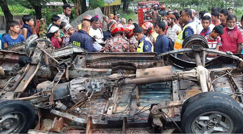 বাসের পর ট্রাকের ধাক্কা, মাইক্রোবাসে বিস্ফোরণে তিনজন নিহত বাসের পর ট্রাকের ধাক্কা, মাইক্রোবাসে বিস