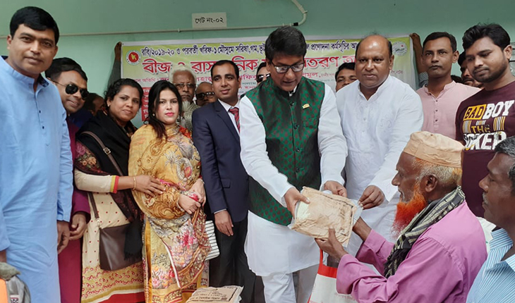 নাটোরে কৃষি প্রণোদনার সার ও বীজ বিতরণ