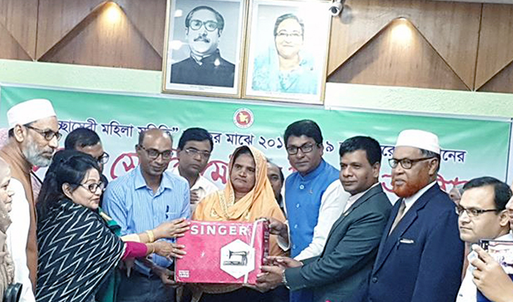 মহিলা সমিতির মাঝে অনুদানের চেক ও সেলাই ম