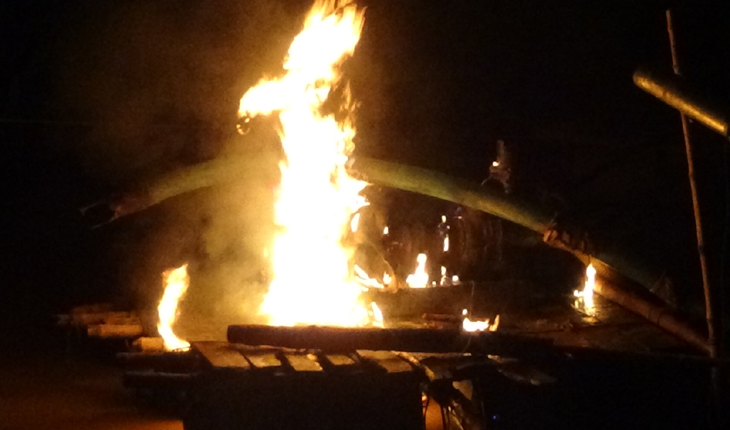 অবৈধভাবে বালু উত্তোলনের ড্রেজার পুড়িয়ে দিয়েছে ভ্রাম্যমান আদালত অবৈধভাবে বালু উত্তোলনের ড্রেজার পুড়িয়ে দ