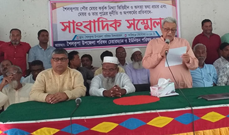 মেয়র ও তার ছেলের বিরুদ্ধে দুর্নীতির অভিয