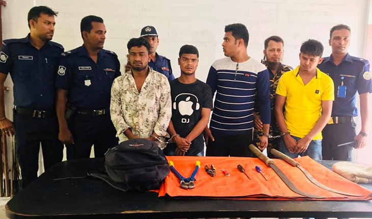 ভোলায় আন্তঃজেলার ডাকাত দলের প্রধান অস্ত্রসহ আটক-৪ ভোলায় আন্তঃজেলার ডাকাত দলের প্রধান অস্ত্