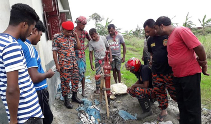 বিষয়খালীর মাঠে নলকূপের গোড়া থেকে বুদবুদ