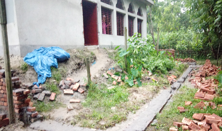 নাগরপুরে নির্মানাধীণ মসজিদের দেয়াল ভাঙ্গ