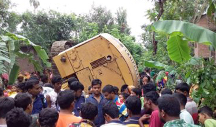 ঝিনাইদহে মাটি কাটা ভেকু উল্টে চালকের মৃত