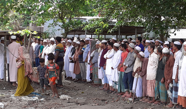 ভূঞাপুরে ছেলেধরা গুজবে মৃত্যুবরণকারী মিনুর জানাজায় মুসুল্লির ঢল ভূঞাপুরে ছেলেধরা গুজবে মৃত্যুবরণকারী মিন