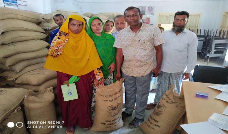 ধনবাড়ীতে ভিজিডি চাল বিতরণ