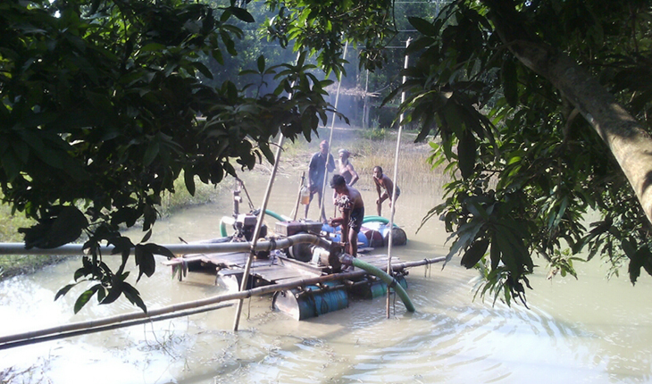 ধনবাড়ীতে ড্রেজার দিয়ে বালু উত্তোলন ধনবাড়ীতে ড্রেজার দিয়ে বালু উত্তোলন