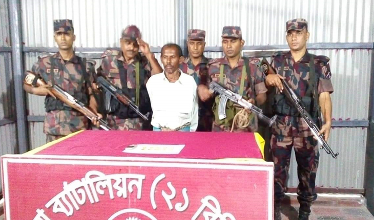 দৌলতপুরে স্বর্নেরবারসহ ভারতীয় নাগরিক আটক