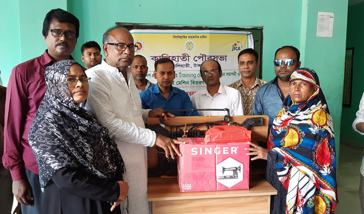 কালিহাতী পৌরসভায় সেলাই মেশিন বিতরণ