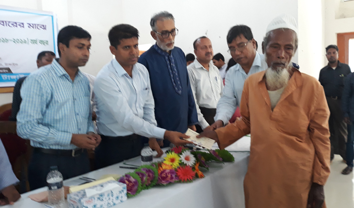 নাগরপুরে ঢেউটিন ও অর্থ বিতরন