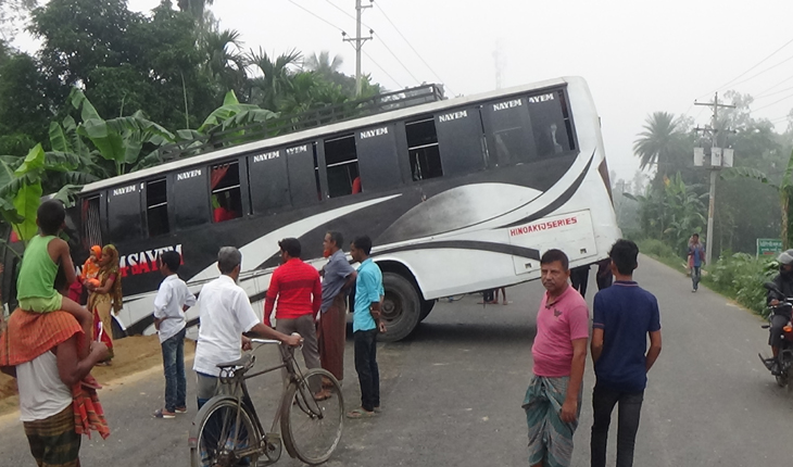 সড়ক ছেড়ে পুকুরের পথে বাস, আহত ২৮