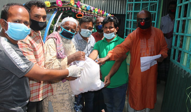 ছাত্রলীগ নেতা খাদ্যদ্রব্য পৌঁছে দিচ্ছেন বাড়ি বাড়ি ছাত্রলীগ নেতা খাদ্যদ্রব্য পৌঁছে দিচ্ছেন