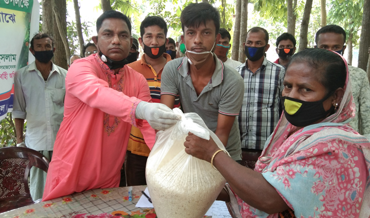 ধনবাড়ীতে দরিদ্রদের মাঝে চাল বিতরণ