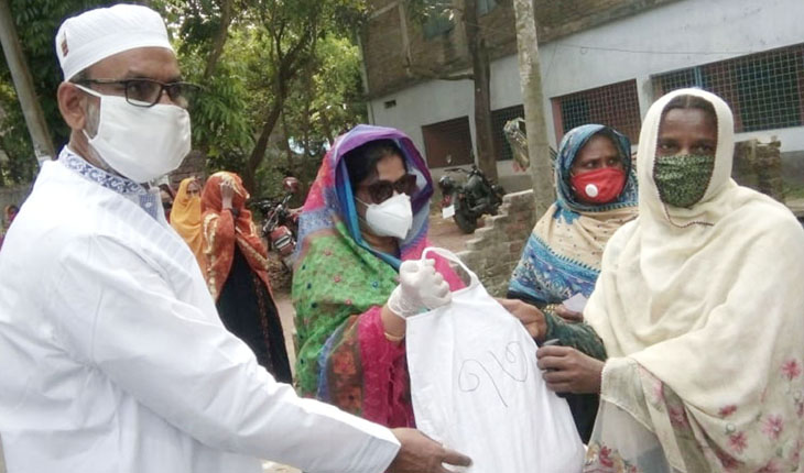 নাটোরে এমপি রত্নার খাদ্য সামগ্রী বিতরণ