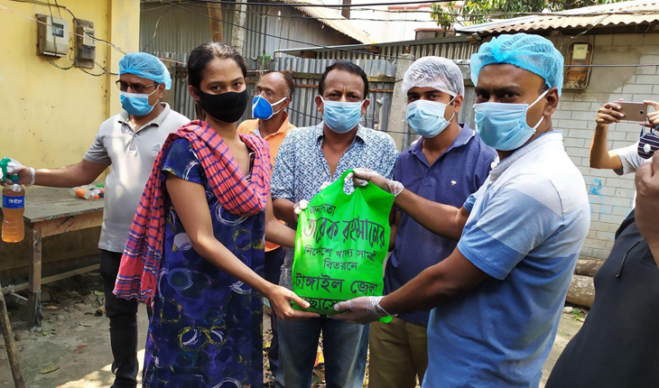 ঘরে ঘরে খাবার পৌছে দিল টাঙ্গাইল স্বেচ্ছা