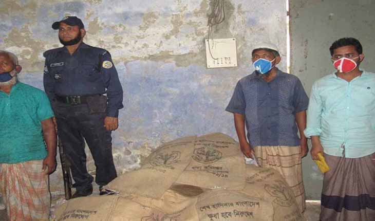 ভোলায় ব্যবসায়ীর ঘর থেকে ১২ বস্তা সরকারী