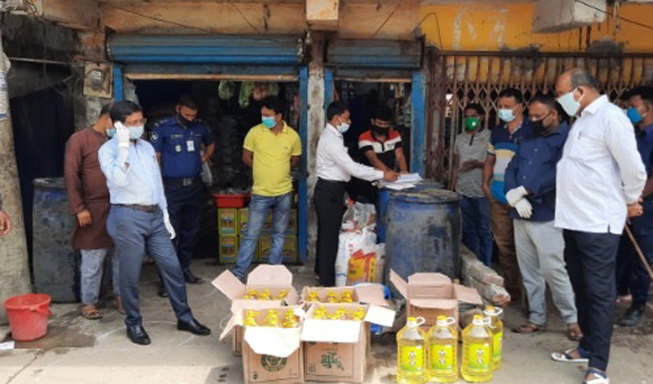 বাগেরহাটে টিসিবি’র তেল কালোবাজারে বিক্রি বাগেরহাটে টিসিবি’র তেল কালোবাজারে বিক্রি