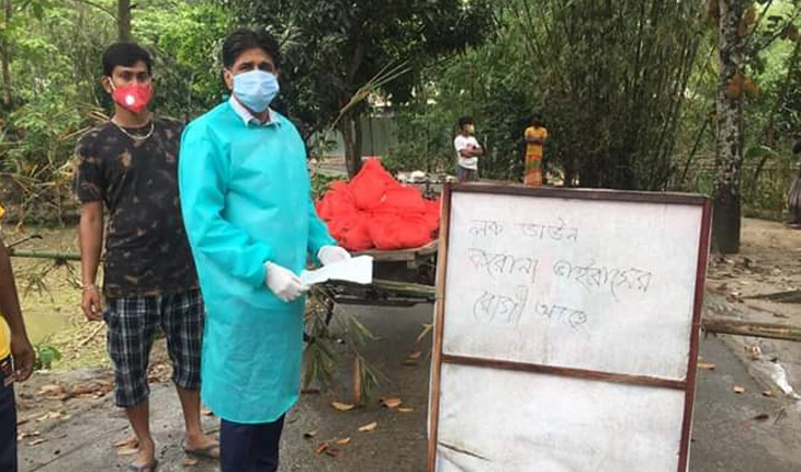  লকডাউন বাড়িতে ত্রাণ সহায়তা পৌঁছে দিচ্