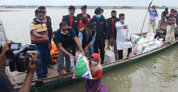 বন্যার্ত দুইশ পরিবারের মাঝে র‌্যাবের ত্র