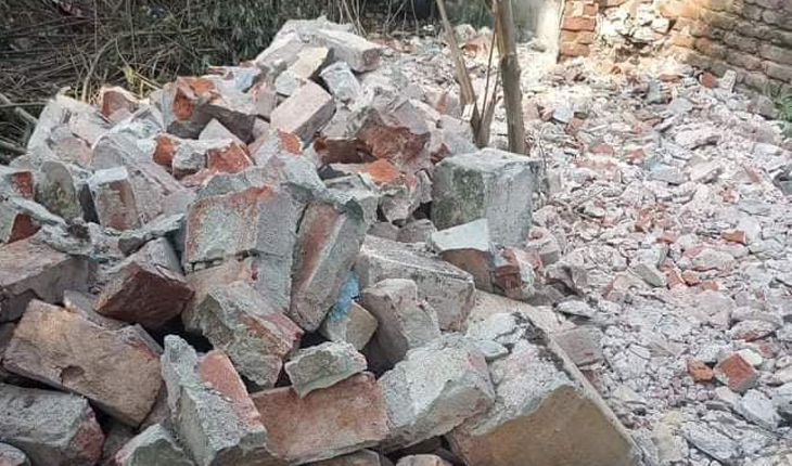 আটোয়ারীতে গণশৌচাগার ভেঙ্গে জমি দখল আটোয়ারীতে গণশৌচাগার ভেঙ্গে জমি দখল