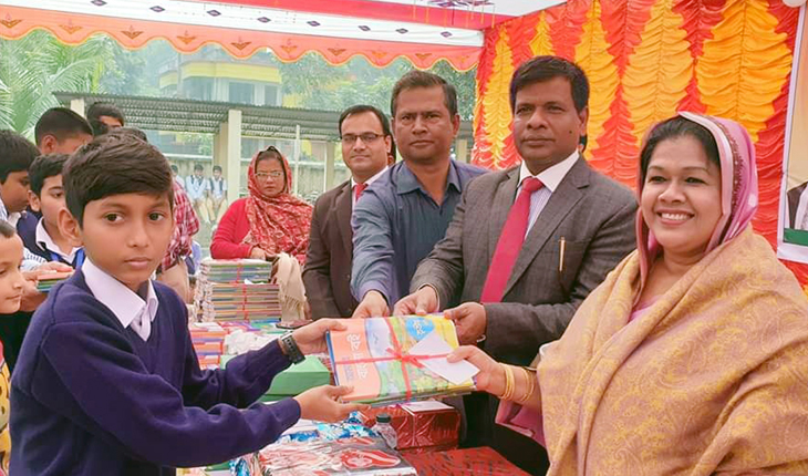 নাটোরে চার লাখ শিক্ষার্থীর হাতে সাড়ে ৩৭ লাখ বই নাটোরে চার লাখ শিক্ষার্থীর হাতে সাড়ে ৩৭