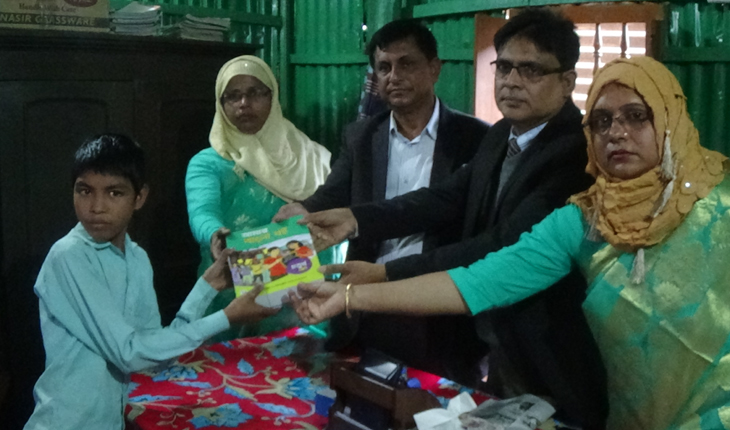 প্রতিবন্ধীদের মাঝে বই সহ খাবার বিতরণ উৎস