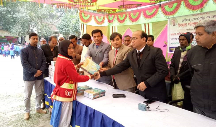 নীলফামারীতে বছরের প্রথম দিনে বই বিতরণ শুরু নীলফামারীতে বছরের প্রথম দিনে বই বিতরণ শু