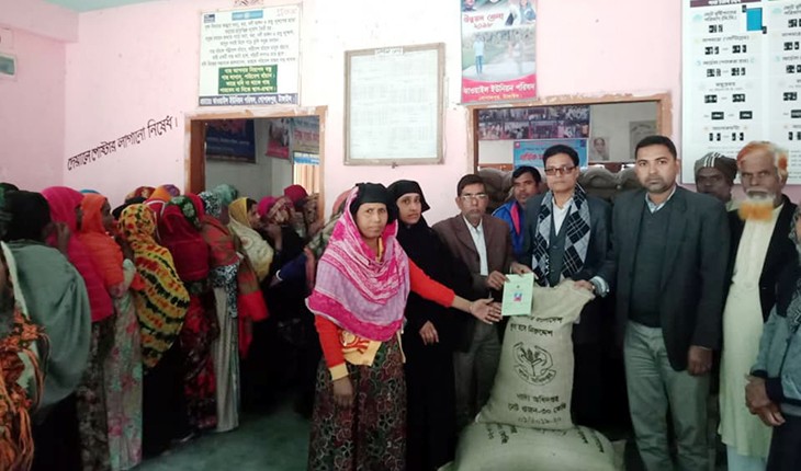 গোপালপুরে অসহায় ও দরিদ্রদের মাঝে চাল বিত