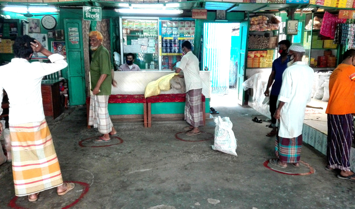 গোপালপুরে বিভিন্ন দোকানে সামাজিক দূরত্ব