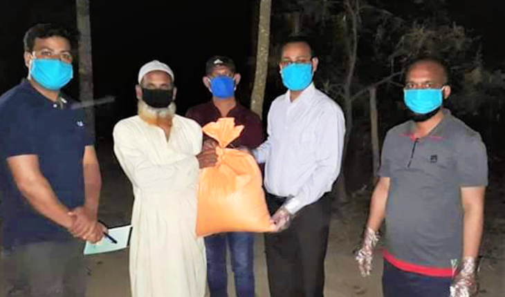 বীরগঞ্জে বাড়ি বাড়ি গিয়ে ত্রাণ পৌঁছে দিচ