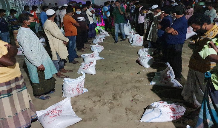 সিংড়ায় চার শতাধিক শ্রমিককে খাদ্য উপহার দ