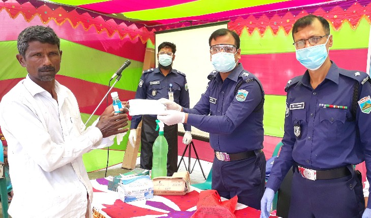 ধান কাটা শ্রমিকদের ভিডিও প্রদর্শনী ও মাস্ক বিতরণ পুলিশের ধান কাটা শ্রমিকদের ভিডিও প্রদর্শনী ও মাস