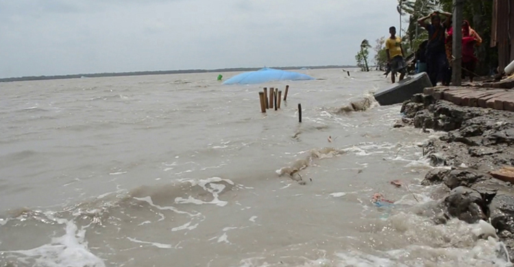 বাগেরহটে পানিবন্দী অর্ধ-লক্ষাধিক মানুষ, 