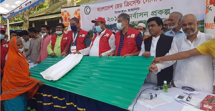 টাঙ্গাইলে রেড ক্রিসেন্ট সোসাইটির ঢেউটিন