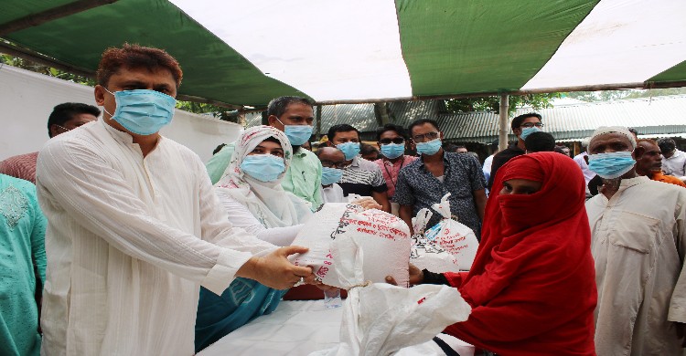 কালিহাতীতে বন্যার্তদের মাঝে প্রধানমন্ত্রী শেখ হাসিনার উপহার ত্রাণ বিতরণ কালিহাতীতে বন্যার্তদের মাঝে প্রধানমন্ত্র