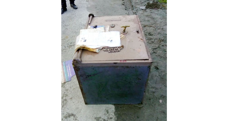 বঙ্গবন্ধু সেতুপূর্ব পাড়ে পাওয়া গেল লোহার সিন্দুক, জনমনে কৌতুহল  বঙ্গবন্ধু সেতুপূর্ব পাড়ে পাওয়া গেল লোহার