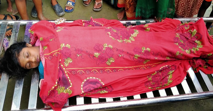 শাড়ী পরতে না পারায় ৬ষ্ঠ শ্রেনীর ছাত্রীর