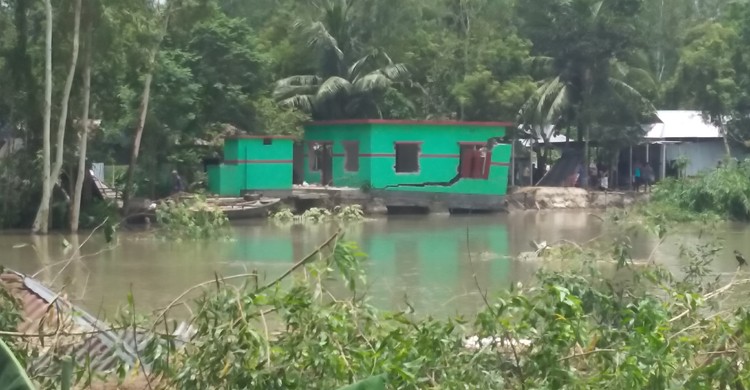 গাইডবাঁধ ভে‌ঙে রা‌তের ম‌ধ্যেই ঘরবা‌ড়ি নদ